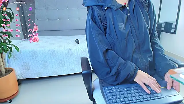 Snapshot of saray_reese chatting on October 5, 2025, 12:47 pm saray reese online show from October 5, 2025, 12:47 pm