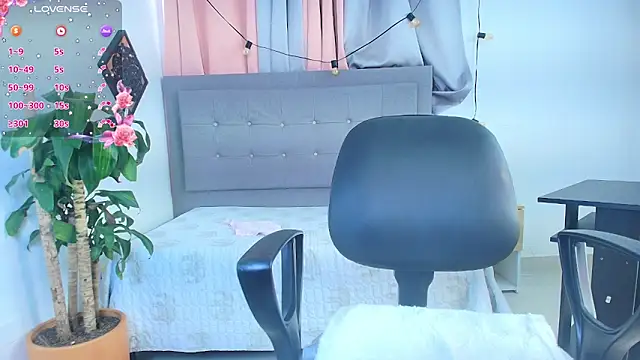 Snapshot of saray_reese chatting on October 8, 2025, 12:47 pm saray reese online show from October 8, 2025, 12:47 pm