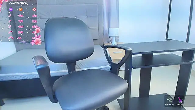 Snapshot of saray_reese chatting on October 9, 2025, 12:58 pm saray reese online show from October 9, 2025, 12:58 pm