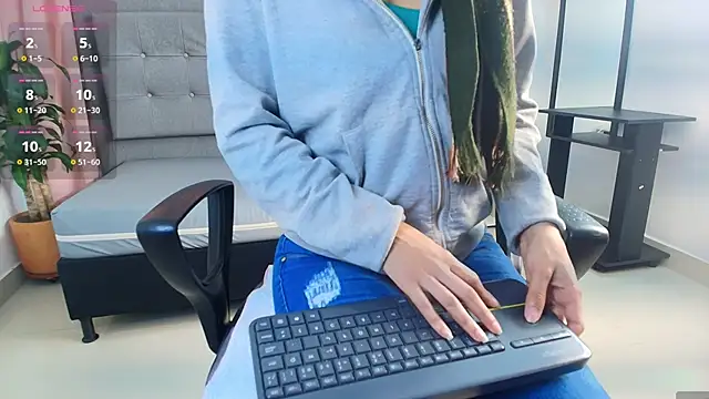 Snapshot of saray_reese chatting on October 22, 2025, 12:38 pm saray reese online show from October 22, 2025, 12:38 pm