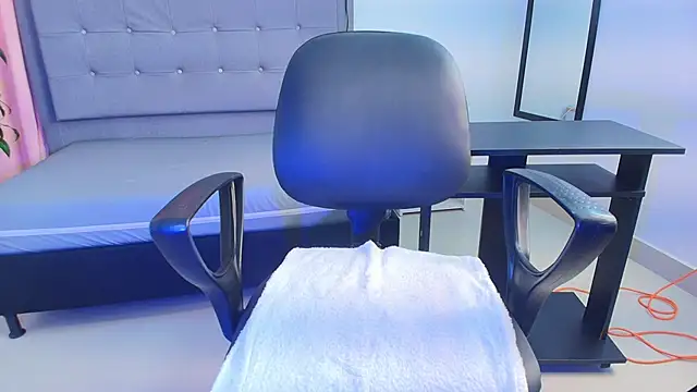 Snapshot of saray_reese chatting on October 23, 2025, 1:32 pm saray reese online show from October 23, 2025, 1:32 pm