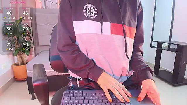 Snapshot of saray_reese chatting on October 28, 2025, 1:03 pm saray reese online show from October 28, 2025, 1:03 pm