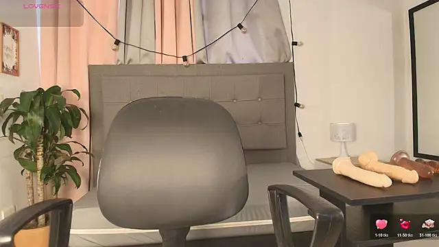 Snapshot of saray_reese chatting on November 6, 2025, 12:28 pm saray reese online show from November 6, 2025, 12:28 pm