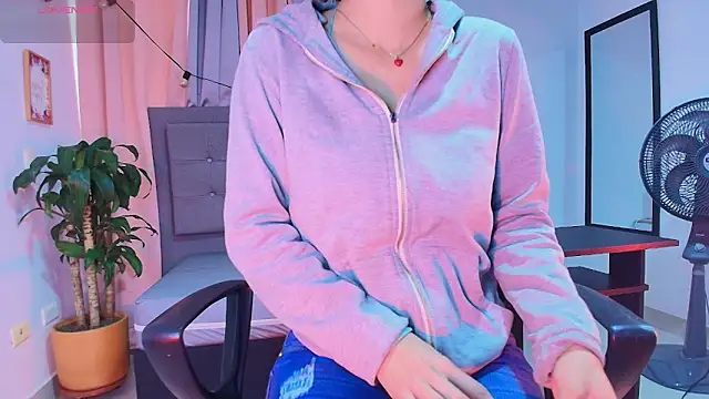 Snapshot of saray_reese chatting on November 8, 2025, 12:27 pm saray reese online show from November 8, 2025, 12:27 pm