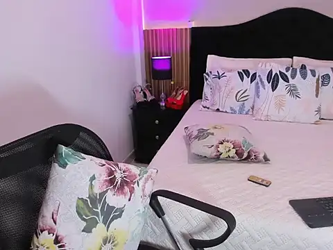 Pauline Fox online show from April 12, 2026, 12:59 am