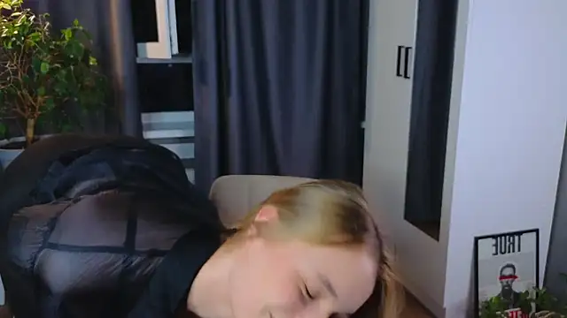 lisa schiele online show from October 5, 2025, 8:29 pm