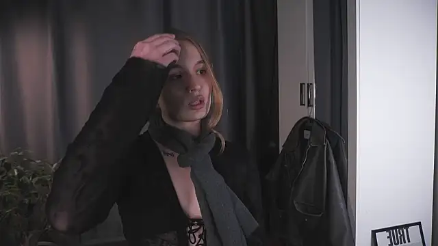 lisa schiele online show from November 16, 2025, 8:36 pm