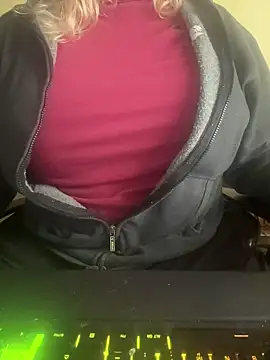 LunoviaXL online show from November 4, 2025, 11:20 am