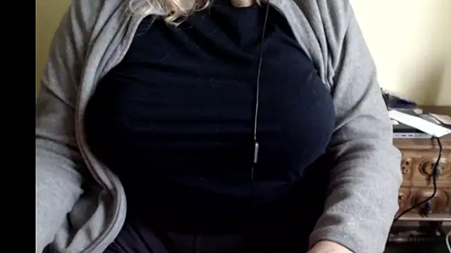 LunoviaXL online show from December 14, 2025, 4:01 pm