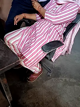 SIMRANSONU26 online show from April 15, 2026, 7:48 am