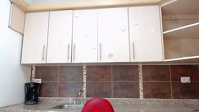 EMMA ROGGER online show from October 15, 2025, 5:13 pm