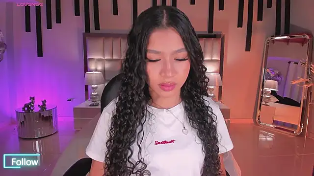 SophieHouston  online show from December 5, 2025, 3:48 am