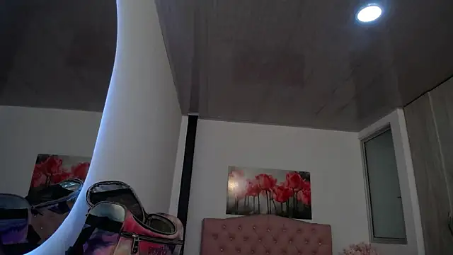 pinky f00x online show from November 27, 2025, 7:49 pm