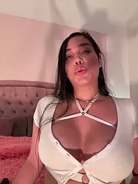Snapshot of Bella__Wood chatting on September 21, 2025, 7:15 pm Bella Wood online show from September 21, 2025, 7:15 pm