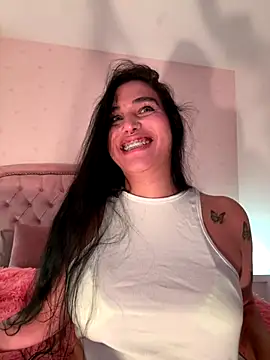 Bella  Wood online show from September 26, 2025, 8:13 pm