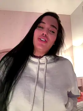 Bella  Wood online show from October 12, 2025, 7:02 pm