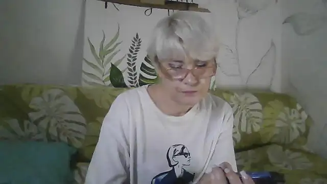 Catty Lady online show from November 18, 2025, 6:34 pm