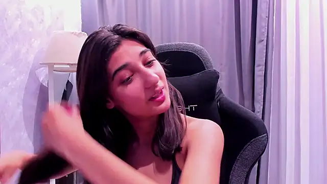 Elfy Rare  online show from November 2, 2025, 3:03 pm