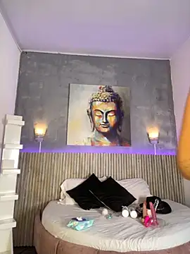 Saracooper   online show from September 24, 2025, 3:43 am