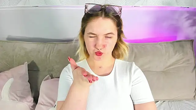 Julia Jips online show from September 18, 2025, 8:05 am