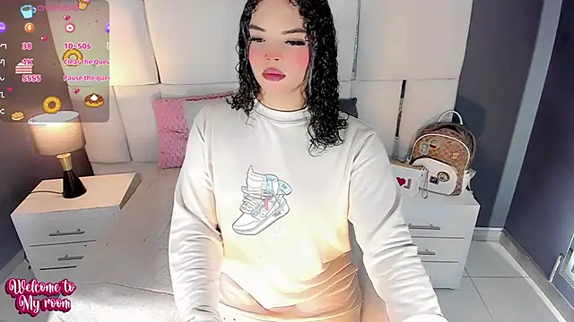 LiaFernandaa online show from November 11, 2025, 1:11 pm