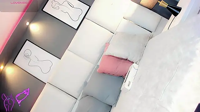 LiaFernandaa online show from April 17, 2026, 1:36 pm