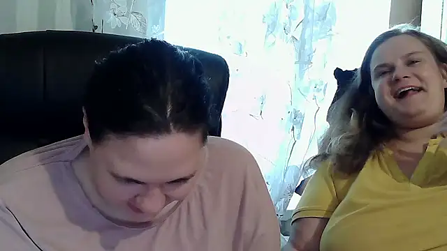 HollyXEva online show from September 19, 2025, 2:18 pm