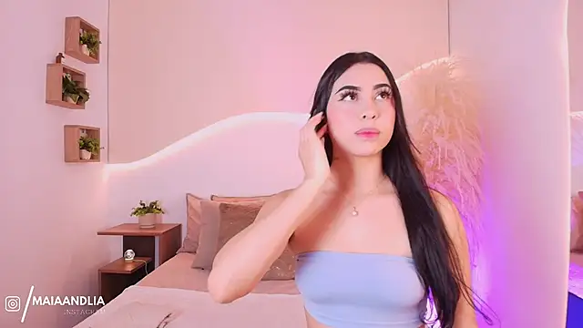 maia lia  online show from October 6, 2025, 6:27 pm