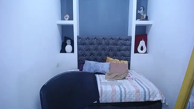 Snapshot of LauraMossart chatting on October 8, 2025, 3:04 am LauraMossart online show from October 8, 2025, 3:04 am