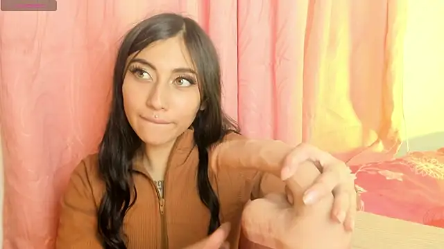 Snapshot of Alanaloiiss_ chatting on May 6, 2026, 8:14 pm Alanaloiiss online show from May 6, 2026, 8:14 pm