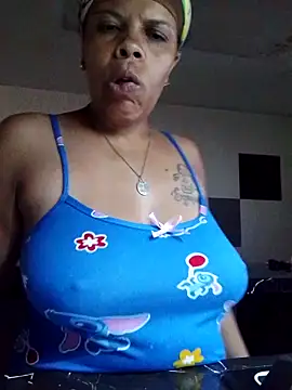 Snapshot of Esperanza_13 chatting on June 6, 2026, 2:05 am Esperanza 13 online show from June 6, 2026, 2:05 am
