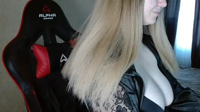 Miaxfox online show from November 10, 2025, 12:04 pm