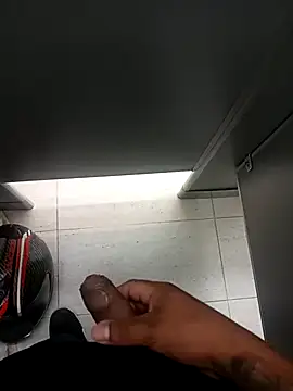 Snapshot of Oscariin96 chatting on February 19, 2026, 7:10 pm Oscariin96 online show from February 19, 2026, 7:10 pm