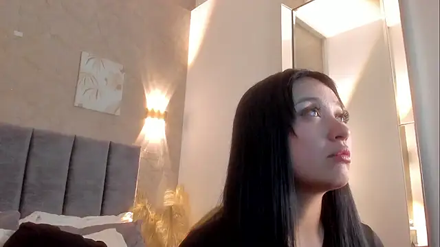 Lunaa bellaa online show from February 6, 2026, 6:55 pm