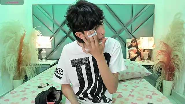 Milan LewisS online show from April 16, 2026, 12:39 pm