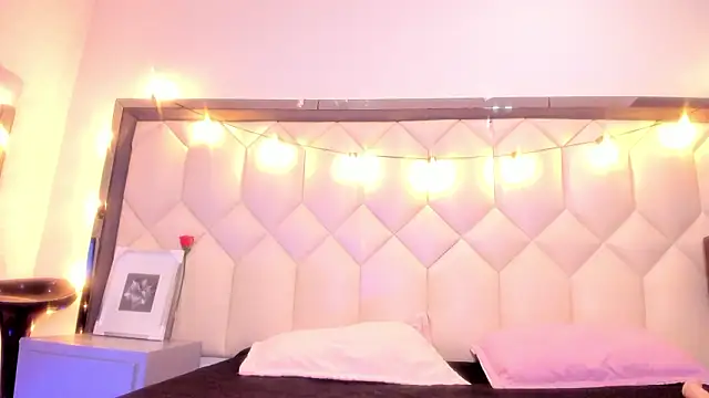 Scarletbigbug online show from February 19, 2026, 12:12 pm