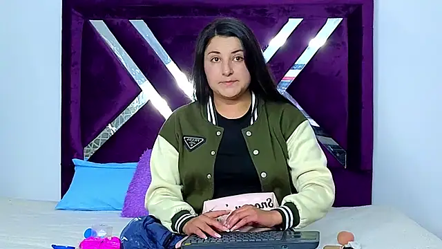 cuteeimy online show from November 25, 2025, 6:08 pm