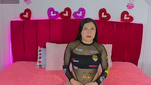 cuteeimy online show from April 18, 2026, 7:40 pm