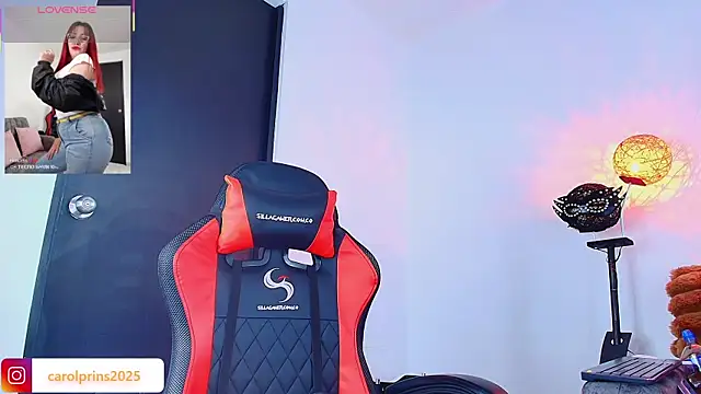 Snapshot of carolinhe_ chatting on November 7, 2025, 7:58 pm carolinhe online show from November 7, 2025, 7:58 pm