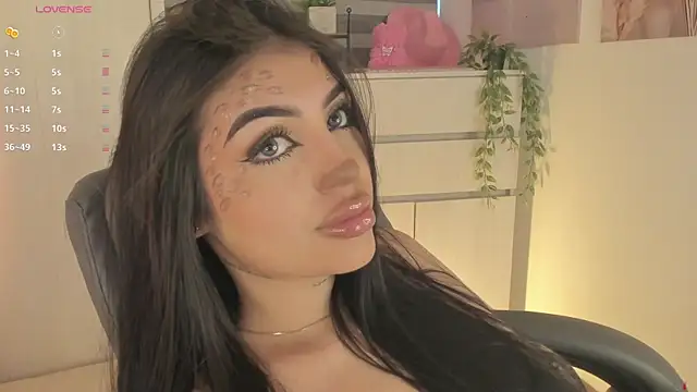 EmmyKenner online show from October 31, 2025, 11:44 am