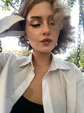 KellyKeler online show from September 14, 2025, 1:10 pm