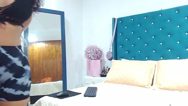 KimScarleth online show from September 25, 2025, 4:32 pm