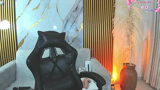 KrystalEvans online show from September 19, 2025, 8:20 pm