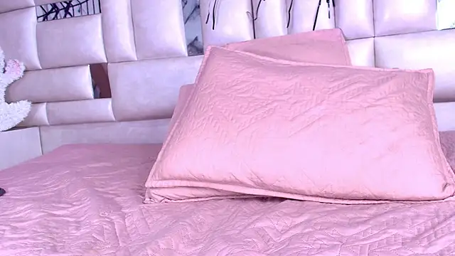 Snapshot of emmacurvy chatting on October 23, 2025, 3:06 am emmacurvy online show from October 23, 2025, 3:06 am