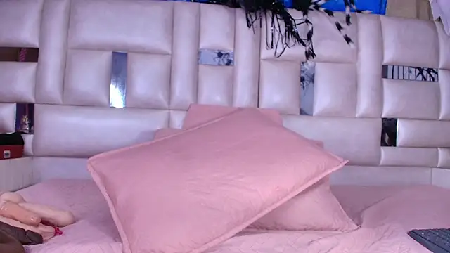 Snapshot of emmacurvy chatting on October 26, 2025, 3:12 am emmacurvy online show from October 26, 2025, 3:12 am