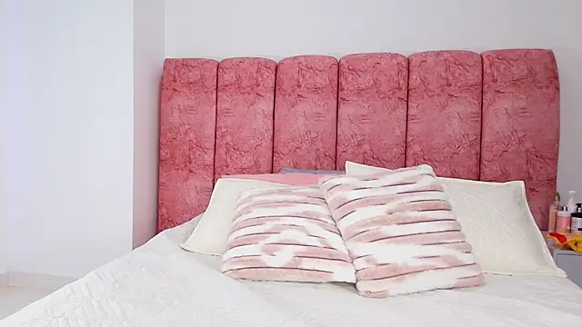 emmacurvy online show from November 8, 2025, 3:07 am