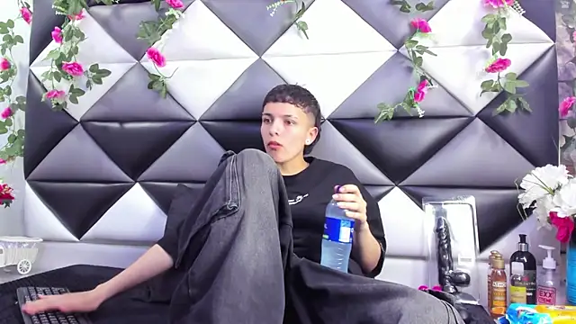 Megan Thompson  online show from October 4, 2025, 2:20 am