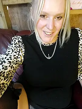 Bouncy-Bella28X online show from November 3, 2025, 11:44 am