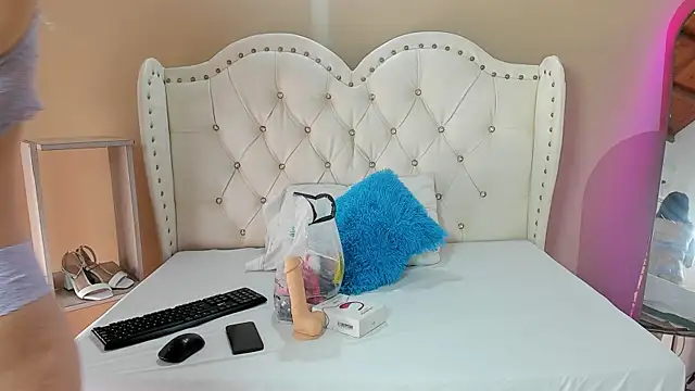 Snapshot of Alison_Milk chatting on October 15, 2025, 1:22 pm Alison Milk online show from October 15, 2025, 1:22 pm