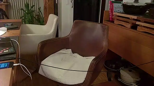 Snapshot of Unique_X_perience chatting on October 4, 2025, 11:25 pm Unique X perience online show from October 4, 2025, 11:25 pm